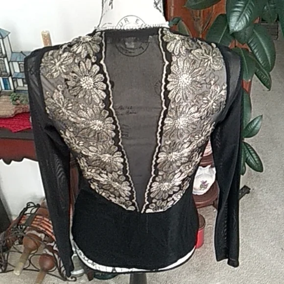 Ladies top - Picture 2 of 2